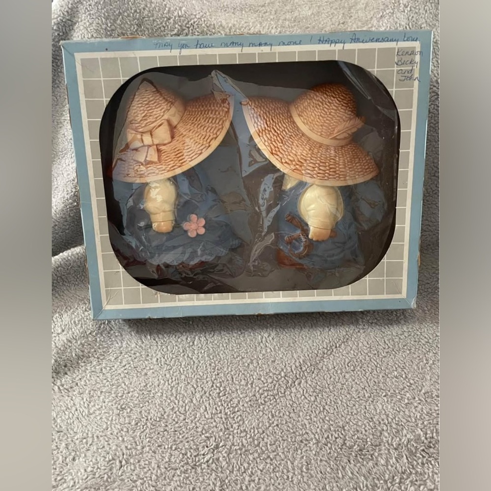 Vintage Wall Decor with Straw Hat Design